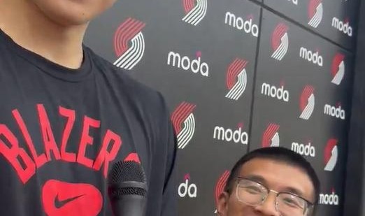 乐鱼在线开户平台-开拓者惹怒中国球迷！小杨受伤坐飞机却不让上，带伤下放没法打球